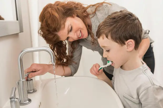 آموزش مسواک زدن به کودکان توسط والدین